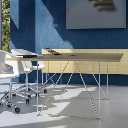 Table de réunion AIR bois clair avec piètement chromé design moderne