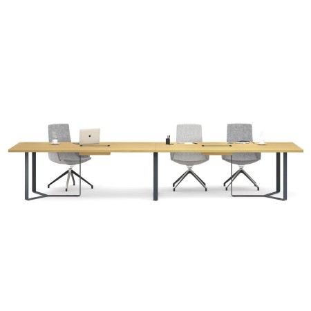 Grande table de réunion rectangulaire bois clair avec piètement noir et chaises grises design PLANA