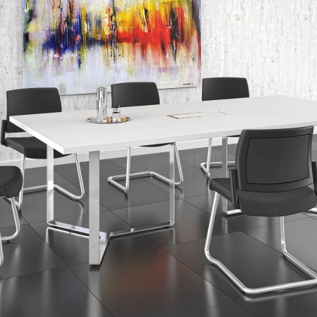 Table PLANA blanche de réunion avec pieds chromés et chaises noires design