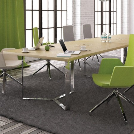Table de réunion bois clair PLANA avec chaises design vertes et pieds chromés