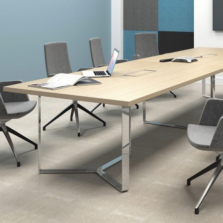 Table de réunion PLANA en bois clair avec pieds chromés et chaises grises