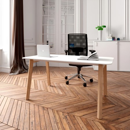 Bureau design avec plateau blanc, pieds bois inclinés et chaise ergonomique noire Nova Wood