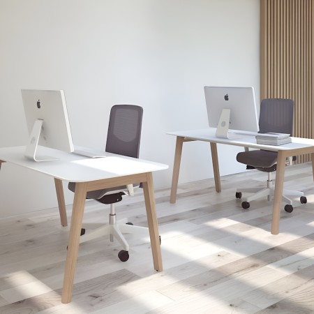 Bureaux design blancs avec pieds bois en open space Nova Wood