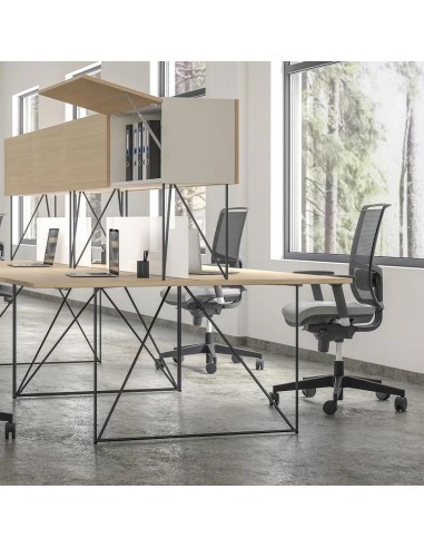 Bureaux design AIR avec piétements fins et rangements suspendus en open space