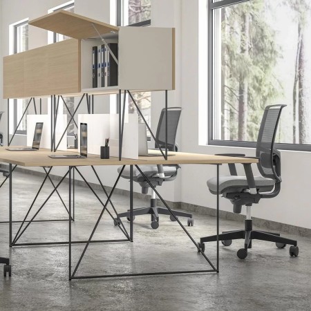 Bureaux design AIR avec piétements fins et rangements suspendus en open space