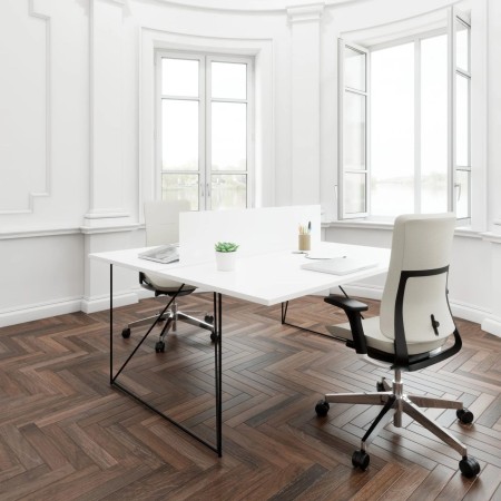 Bureau double bench avec séparation travail efficace - style minimaliste blanc AIR à Zürich.