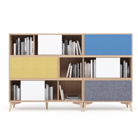 Bibliothèque design bois avec portes colorées et rangements ouverts