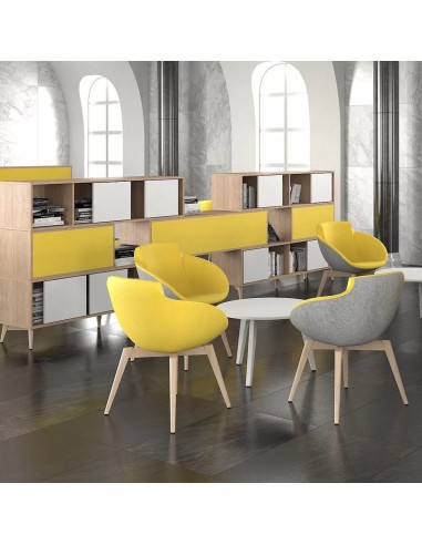 Espace lounge avec fauteuils TULA jaunes et rangements CHOICE en bois clair
