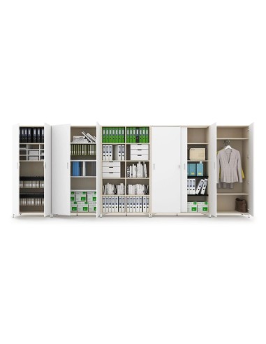 Penderies et armoires blanches et ouvertes