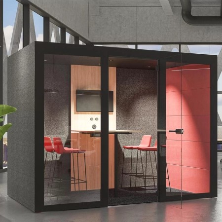 Cabine acoustique noire avec intérieur rouge et chaises hautes pour réunion privée Silent Room L