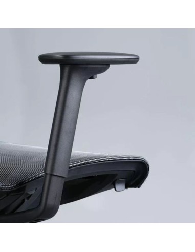 Détail accoudoir fixe du siège D-CHAIR en finition noire avec assise résille