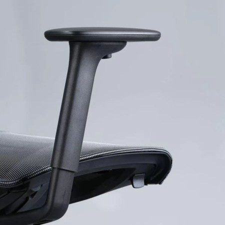 Détail accoudoir fixe du siège D-CHAIR en finition noire avec assise résille