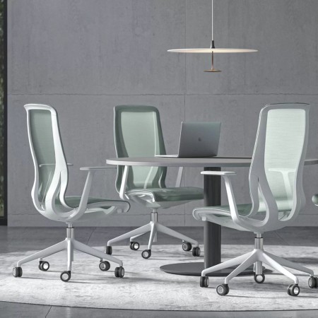 Chaise de bureau D-CHAIR noire avec assise et dossier en résille, accoudoirs fixes et piètement à roulettes. 2