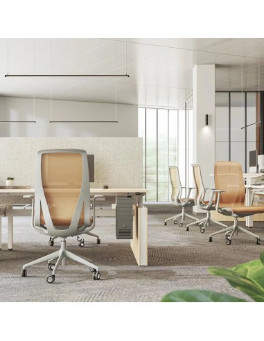 Siège D-CHAIR en résille sable avec piètement gris clair dans un espace de travail partagé