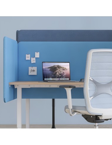 Poste de travail avec cloison acoustique bleue et chaise ergonomique blanche DESK 760
