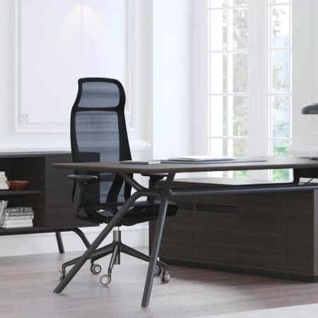 D-CHAIR Direction noir avec dossier haut dans un bureau lumineux