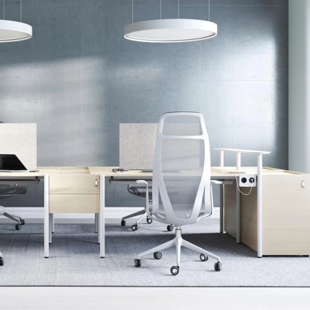 D-CHAIR gris clair avec dossier haut en open space moderne