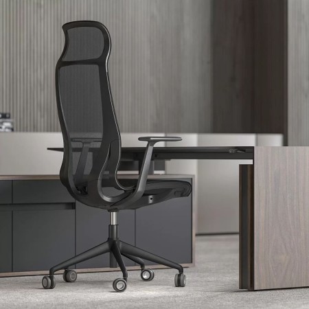 Fauteuil D-CHAIR Direction noir, accoudoirs fixes, dans bureau bois sombre