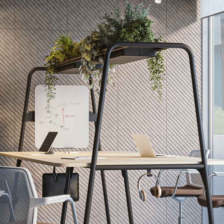 Espace de réunion avec table haute, tableau blanc et étagère végétale intégrée