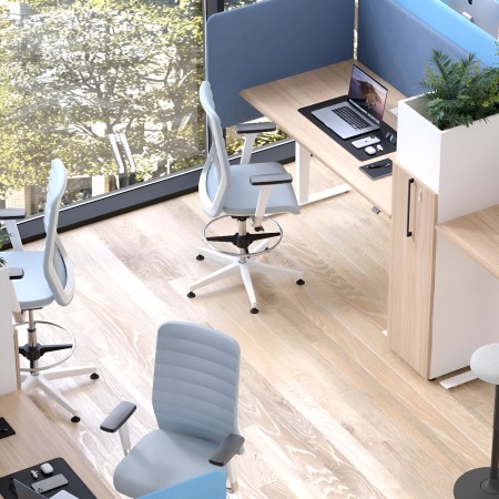Espace de coworking moderne avec bureaux en bois, chaises ergonomiques et séparateurs bleus DESK 760
