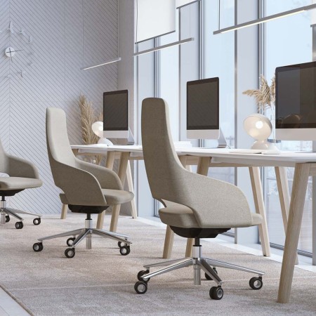 Chaises Sandie dossier haut en tissu beige dans un espace de travail collaboratif