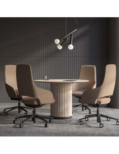 Salle de réunion haut de gamme avec fauteuils Sandie tissu beige autour d'une table ronde