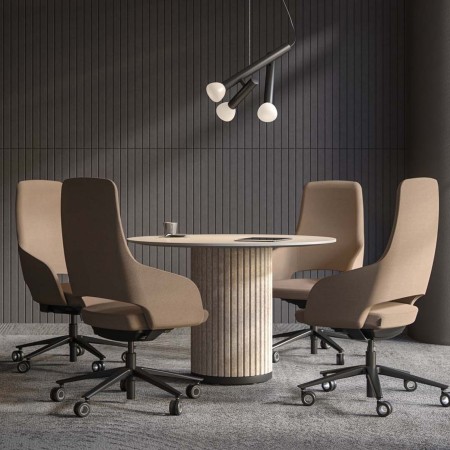 Salle de réunion haut de gamme avec fauteuils Sandie tissu beige autour d'une table ronde