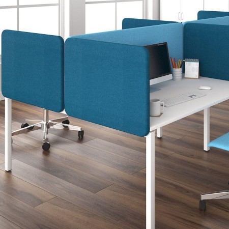 Cloison acoustique latérale TOP 530 bleu pour bureau L. dans un bureau à Fribourg.