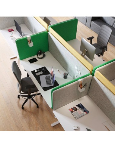 Cloisons acoustiques latérales vertes et grises sur bench partagé – séparation visuelle et bruit