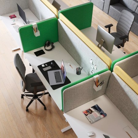 Cloisons acoustiques latérales vertes et grises sur bench partagé – séparation visuelle et bruit
