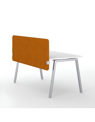 Écran acoustique orange monté sur un bureau individuel – ambiance chaleureuse et fonctionnelle
