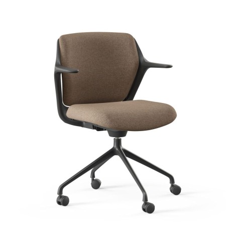 Chaise OFY à roulettes avec accoudoirs intégrés en situation