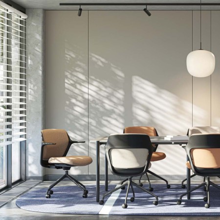 Chaise OFY à roulettes avec accoudoirs intégrés en situation 2