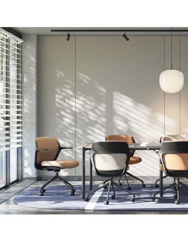 Salle de réunion équipée de chaises OFY visiteur à roulettes