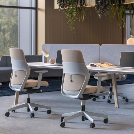 Chaise de bureau ergonomique marron avec dossier incurvé et base à roulettes, parfaite pour un confort optimal au travail. 2