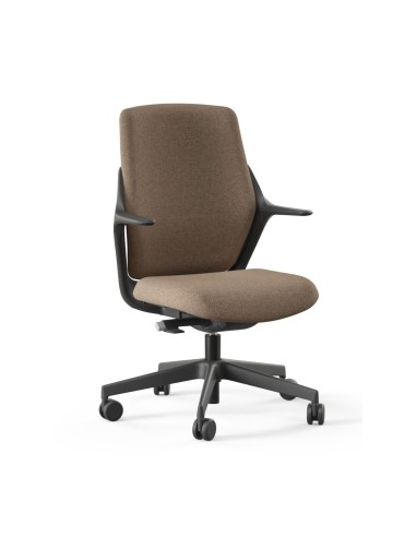 Chaise ergonomique marron en profil latéral avec accoudoirs.