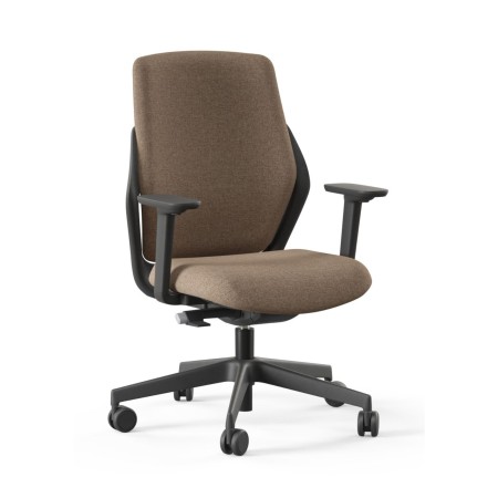 Chaise de bureau professionnelle marron avec accoudoirs noirs réglables, offrant un soutien lombaire de qualité.