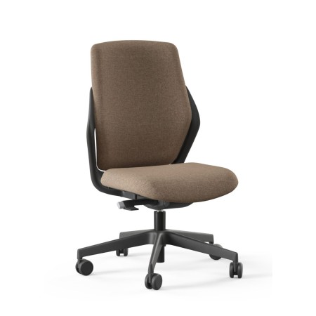 Chaise de bureau ergonomique marron avec dossier incurvé et base à roulettes, parfaite pour un confort optimal au travail.