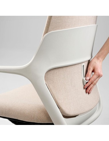 Main réglant le soutien lombaire d'une chaise de bureau, illustrant l’ergonomie personnalisable du siège.