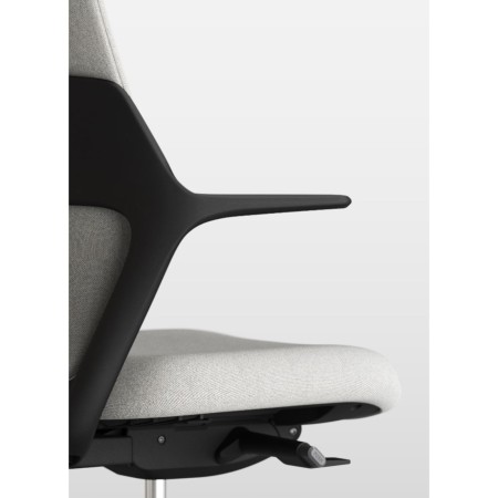 Gros plan sur le mécanisme d’inclinaison d’une chaise de bureau.