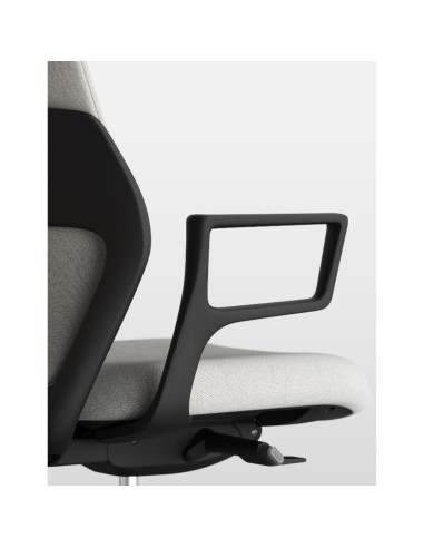 Vue latérale détaillée d’un dossier ergonomique avec accoudoir intégré, démontrant le design de soutien du dos.