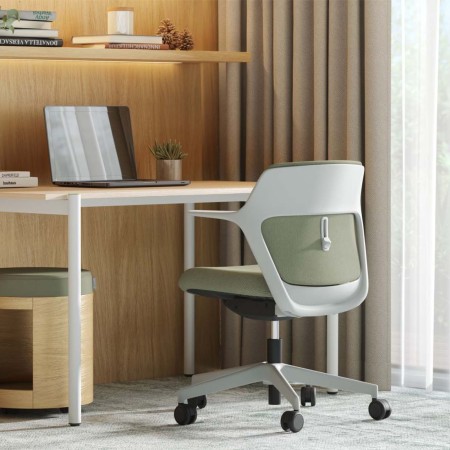 Chaise blanche dans bureau moderne OFY