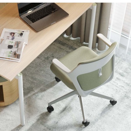 Chaise blanche sous un bureau en bois clair