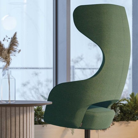 Chaise Sandie verte sculpturale en espace détente