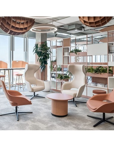 Sièges lounge Sandie autour d’une table basse ronde dans hall accueil 