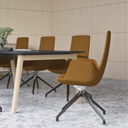 Open space design avec plusieurs sièges North Cape sur sol béton brut – North Cape