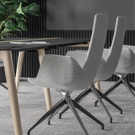 Bureau vitré équipé de plusieurs chaises North Cape en configuration professionnelle – North Cape