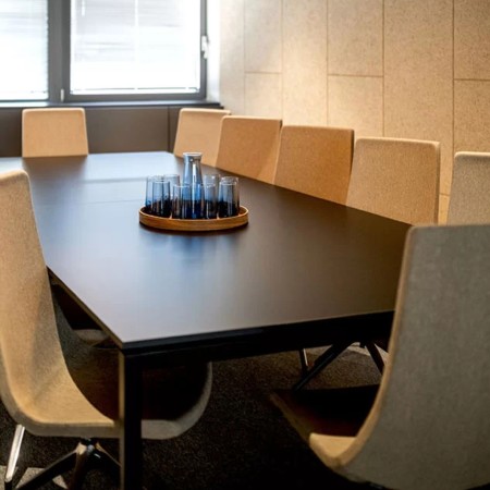 Salle de réunion contemporaine meublée avec des modèles North Cape – North Cape