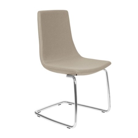 Chaise North Cape tissu beige – assise confortable avec structure en métal suspendue
