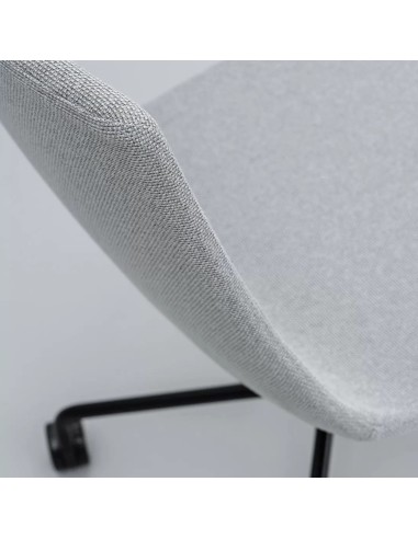 Zoom sur l’assise rembourrée de la chaise North Cape – revêtement tissu haut de gamme.